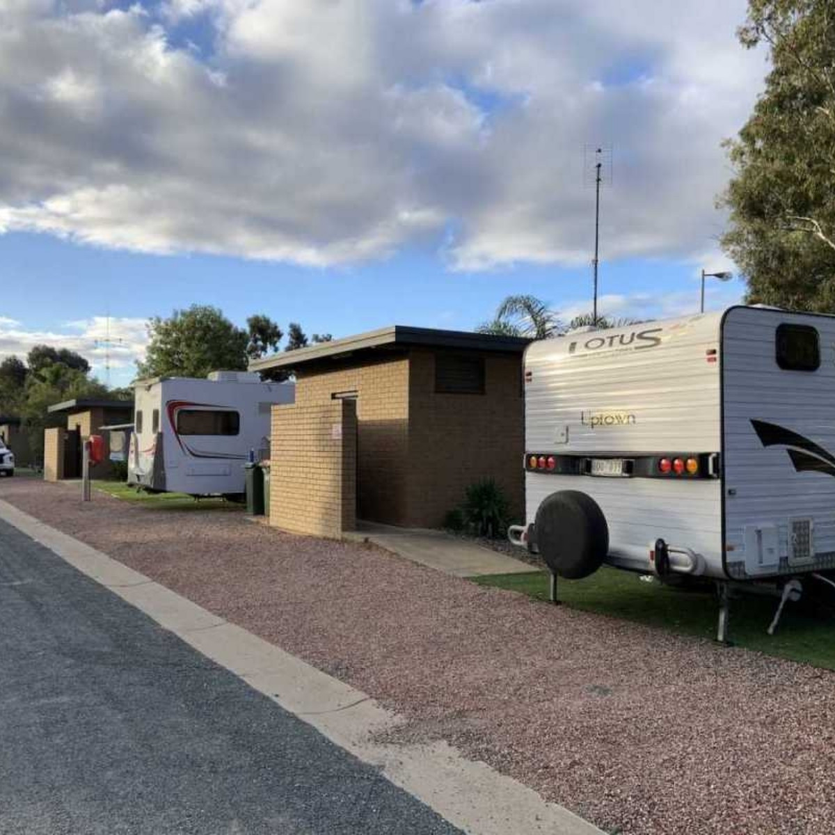 rich river tourist park caravans with amenities block