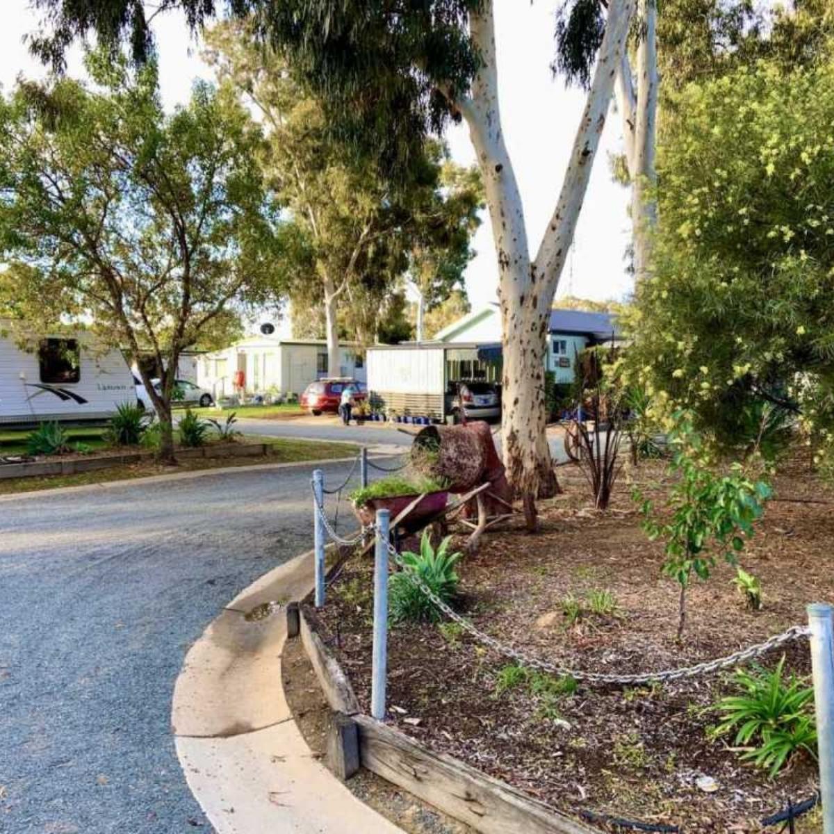rich river tourist park driveway with garden