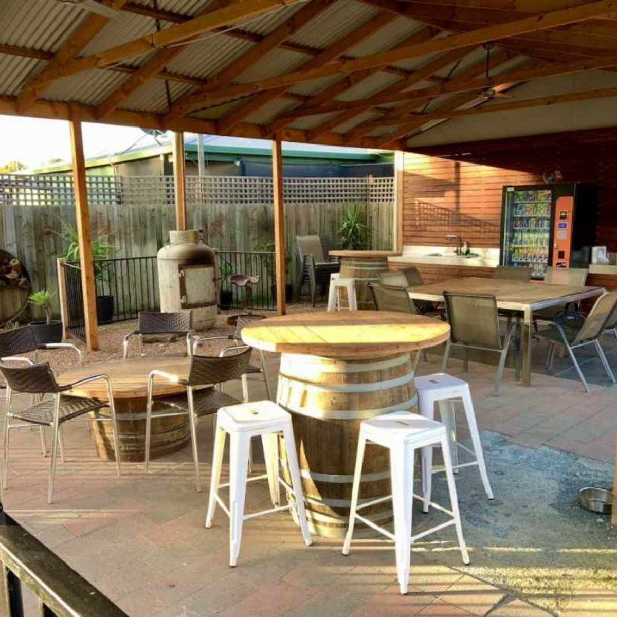rich river tourist park outdoor eating area