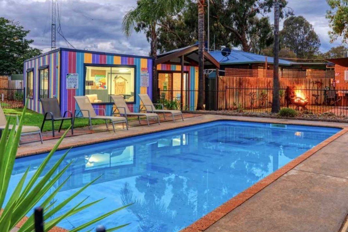 rich river tourist park pool with pool house