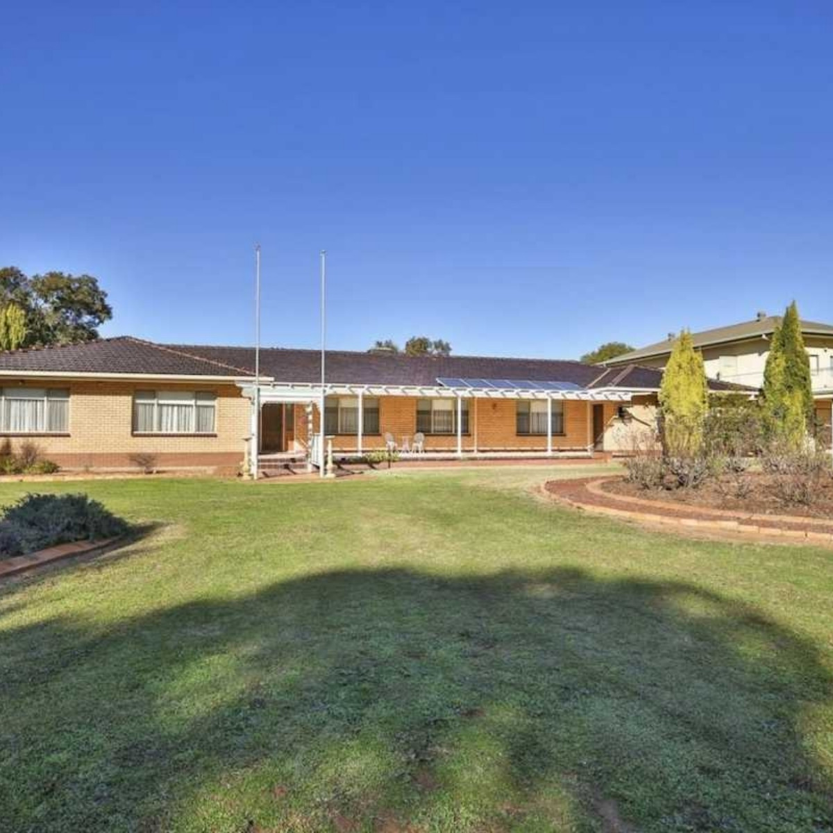 robinvale riverside caravan park house with lawn